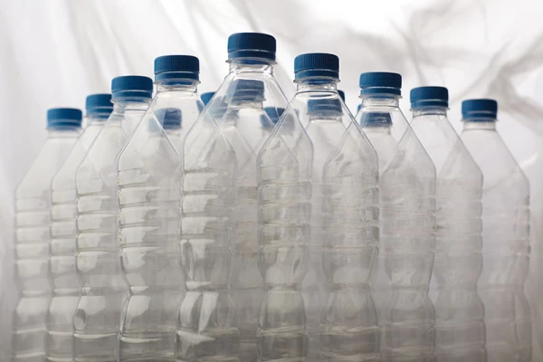 Des bouteilles en plastique