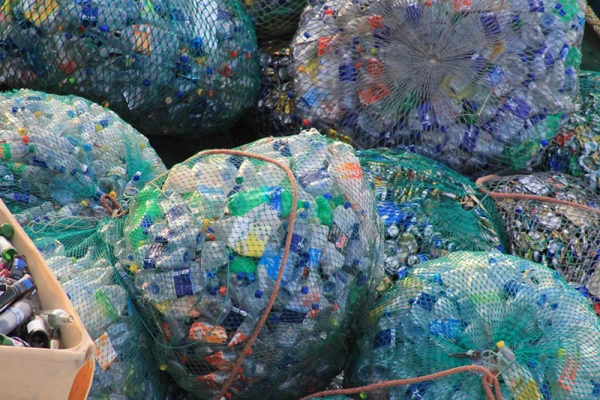 Des sacs remplis de déchets plastique